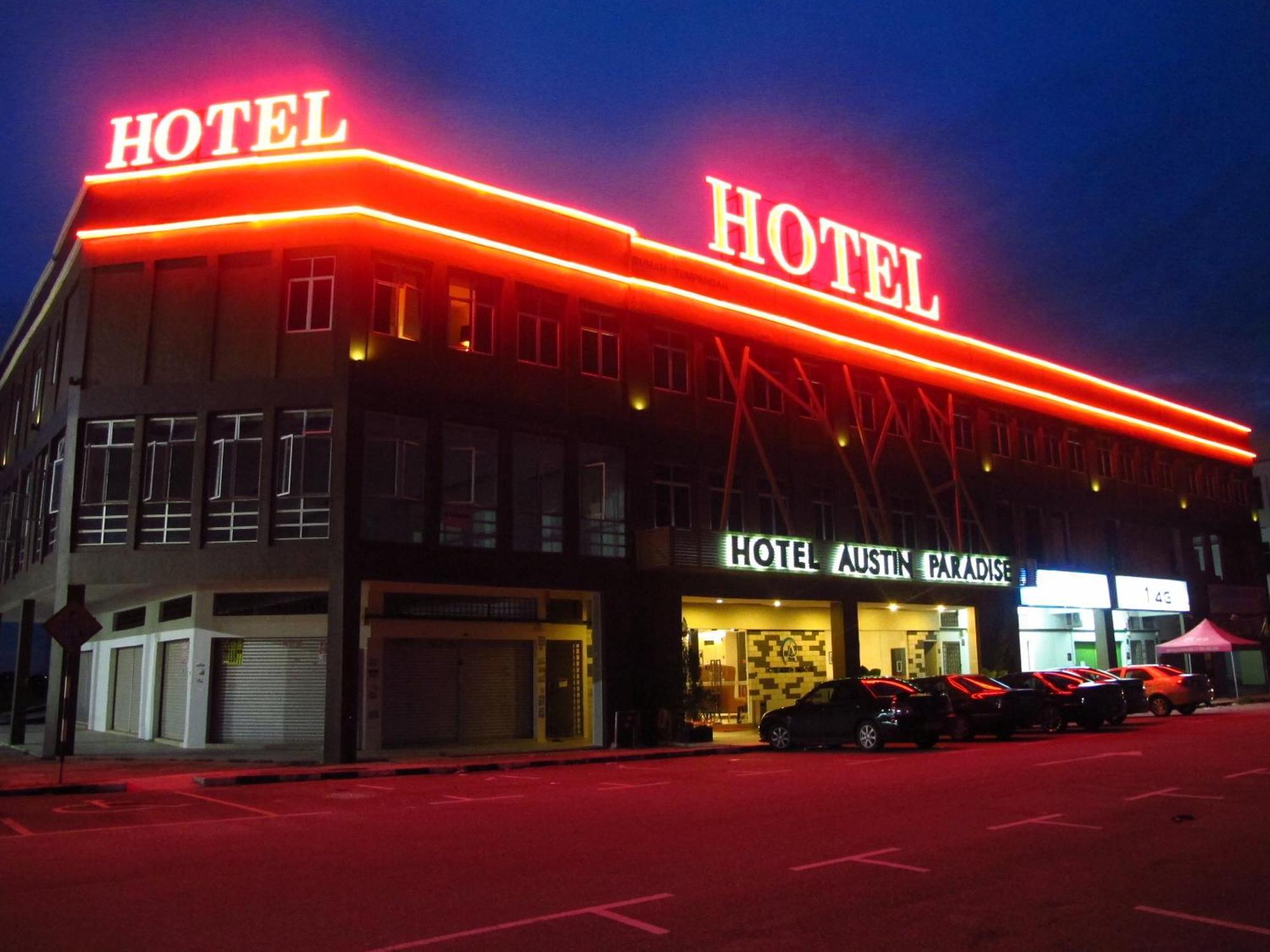 Where to Stay Near Holiday Plaza: 7 Best 3-Star Hotels